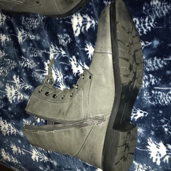 Grey I.D. required combat boots.size 12. slightly worn.in really good condition. - Picture 3 of 6